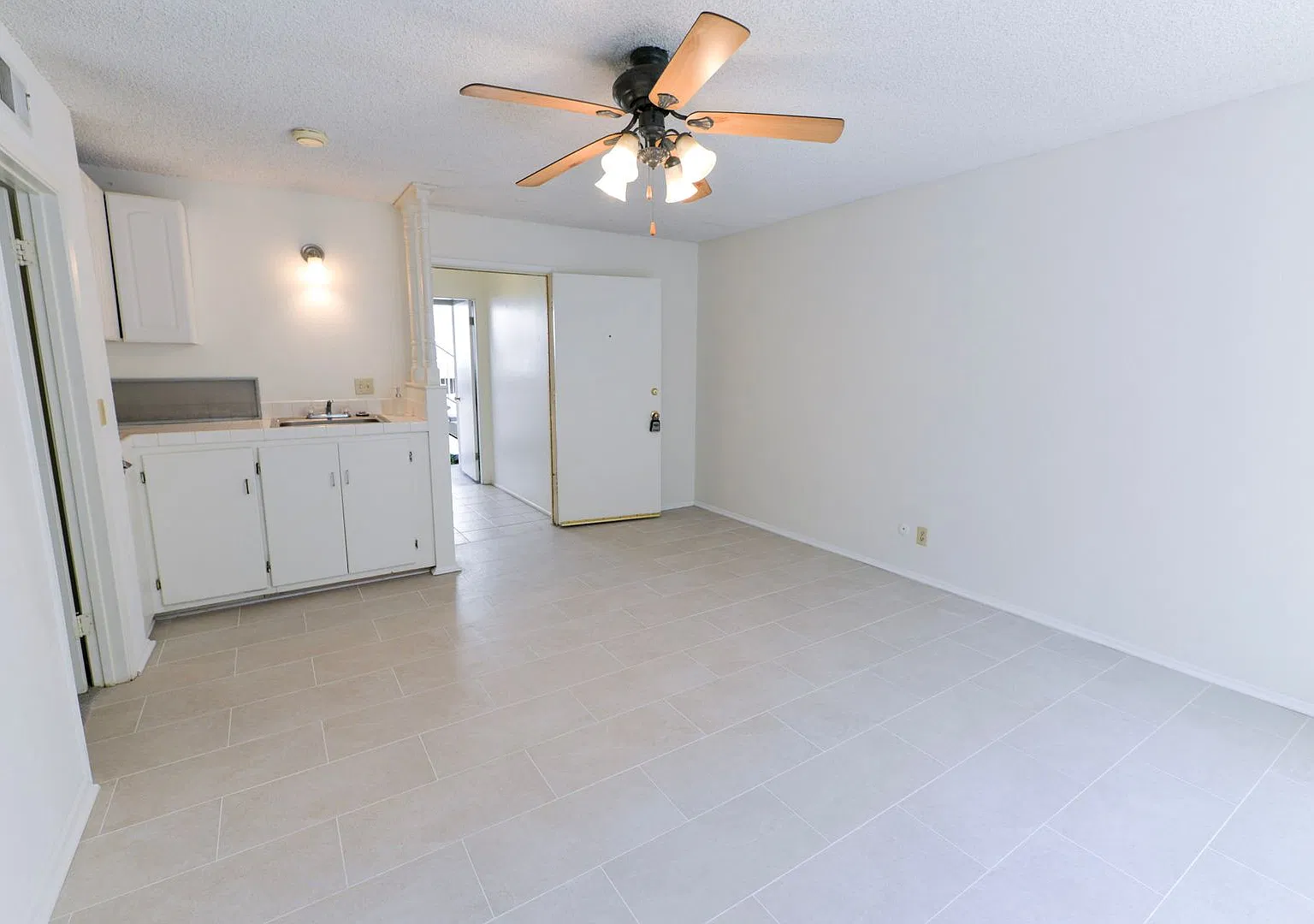 207 W Mariposa — Photo 4
