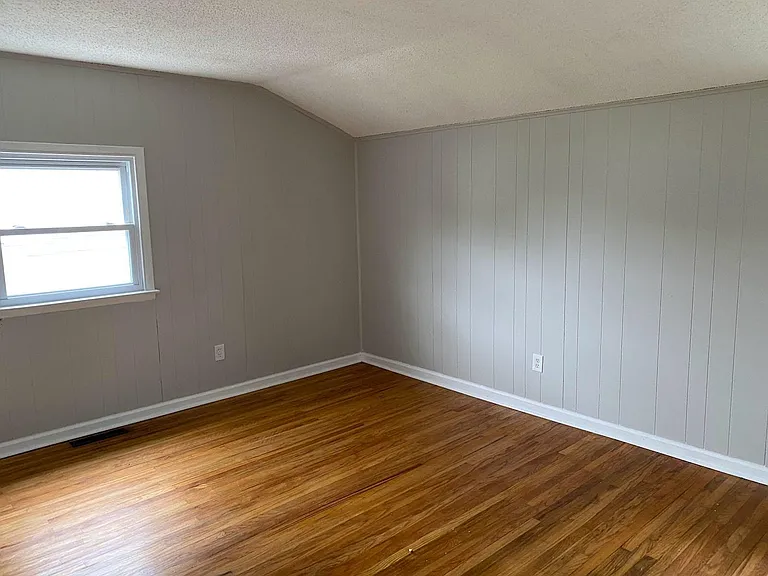 214 Marion Ave — Photo 9