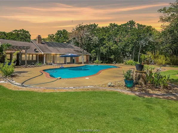 32 Raven Dr, Bryan, TX 77808