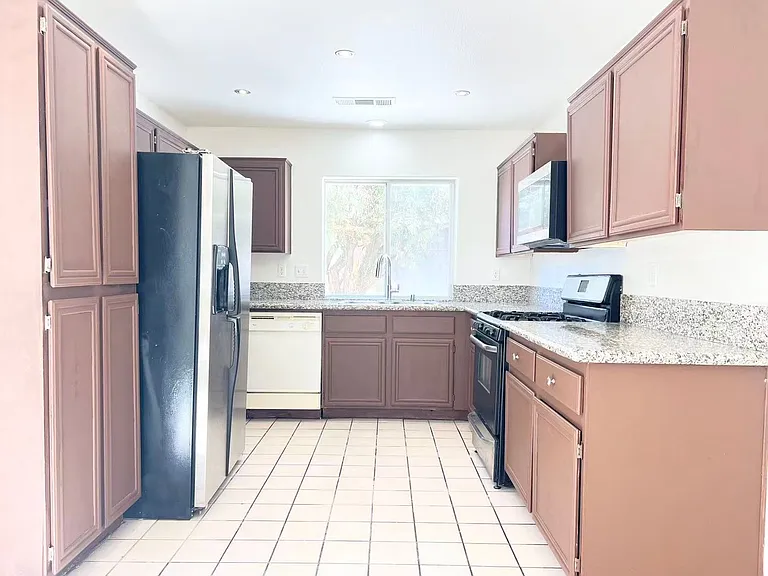 8284 W Rochelle Ave — Photo 10