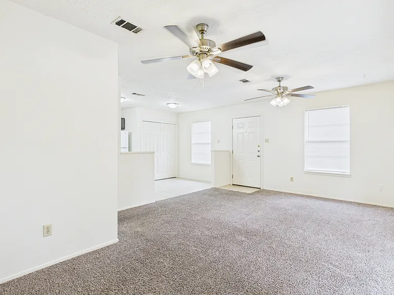 807 Frio Cir #B — Photo 5