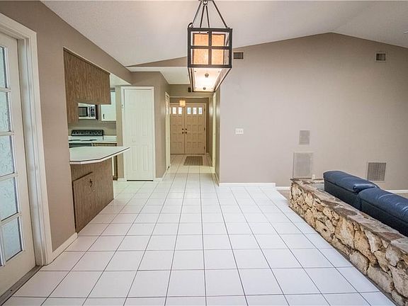 4th image of 222 Stevenage Dr