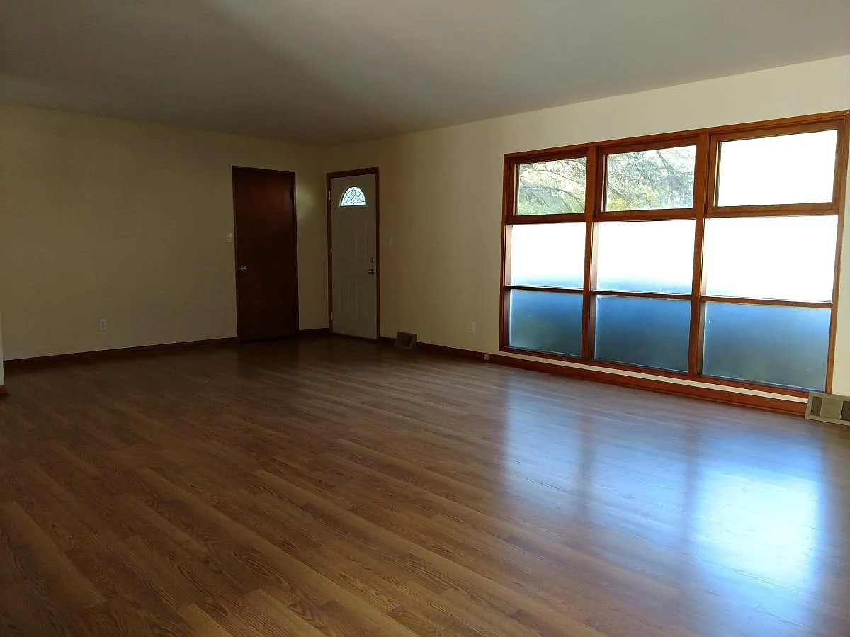 2 bed, $1,300 — Photo 2