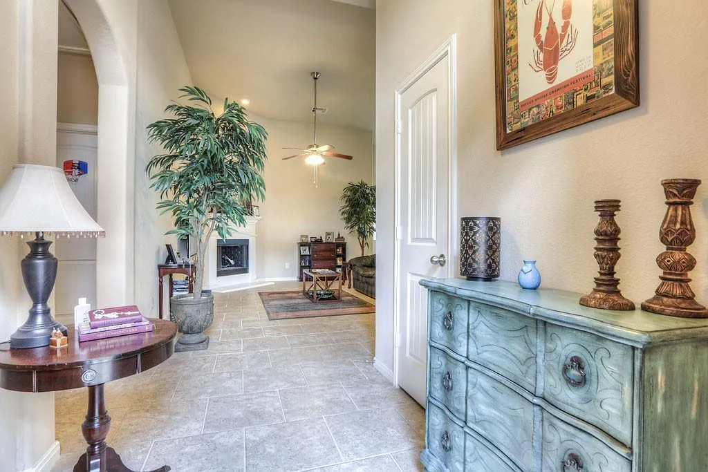 3 bed, 2.0 bath, 1683 sqft, $2,300 — Photo 3