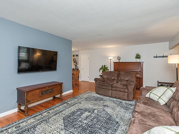3rd image of 6012 N Oxford St