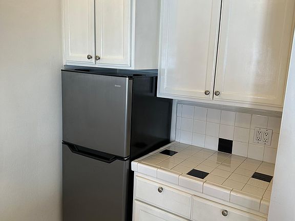 4th image of 632 S Cloverdale Ave