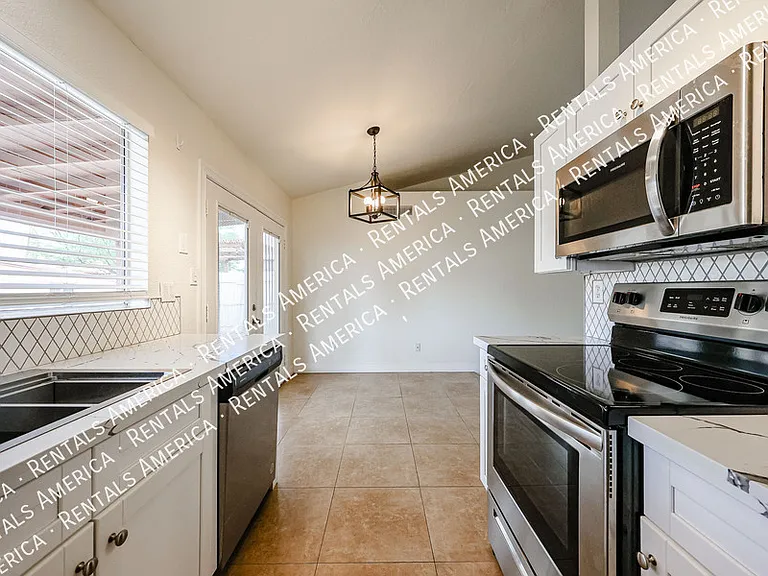 2842 E Irwin Ave — Photo 13