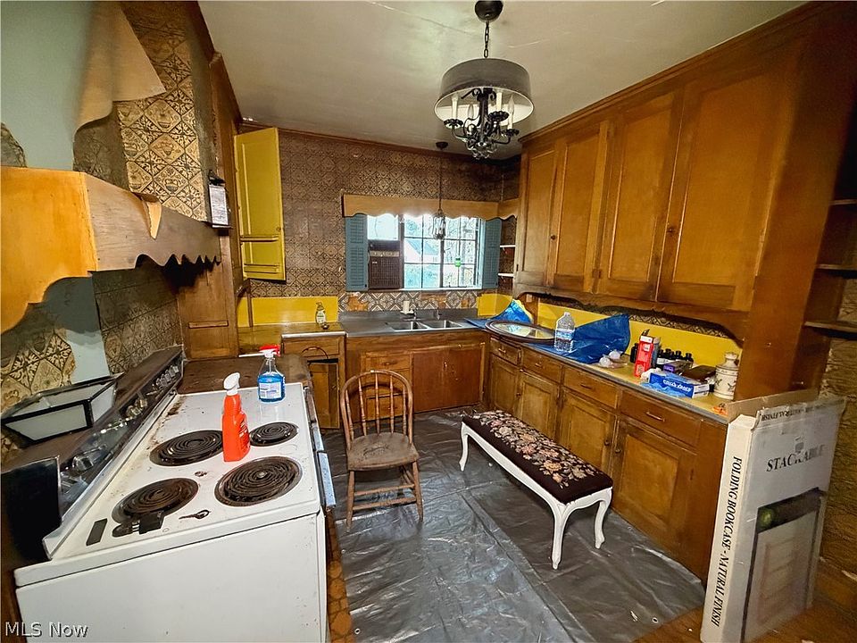 22nd image of 946 Park Blvd E