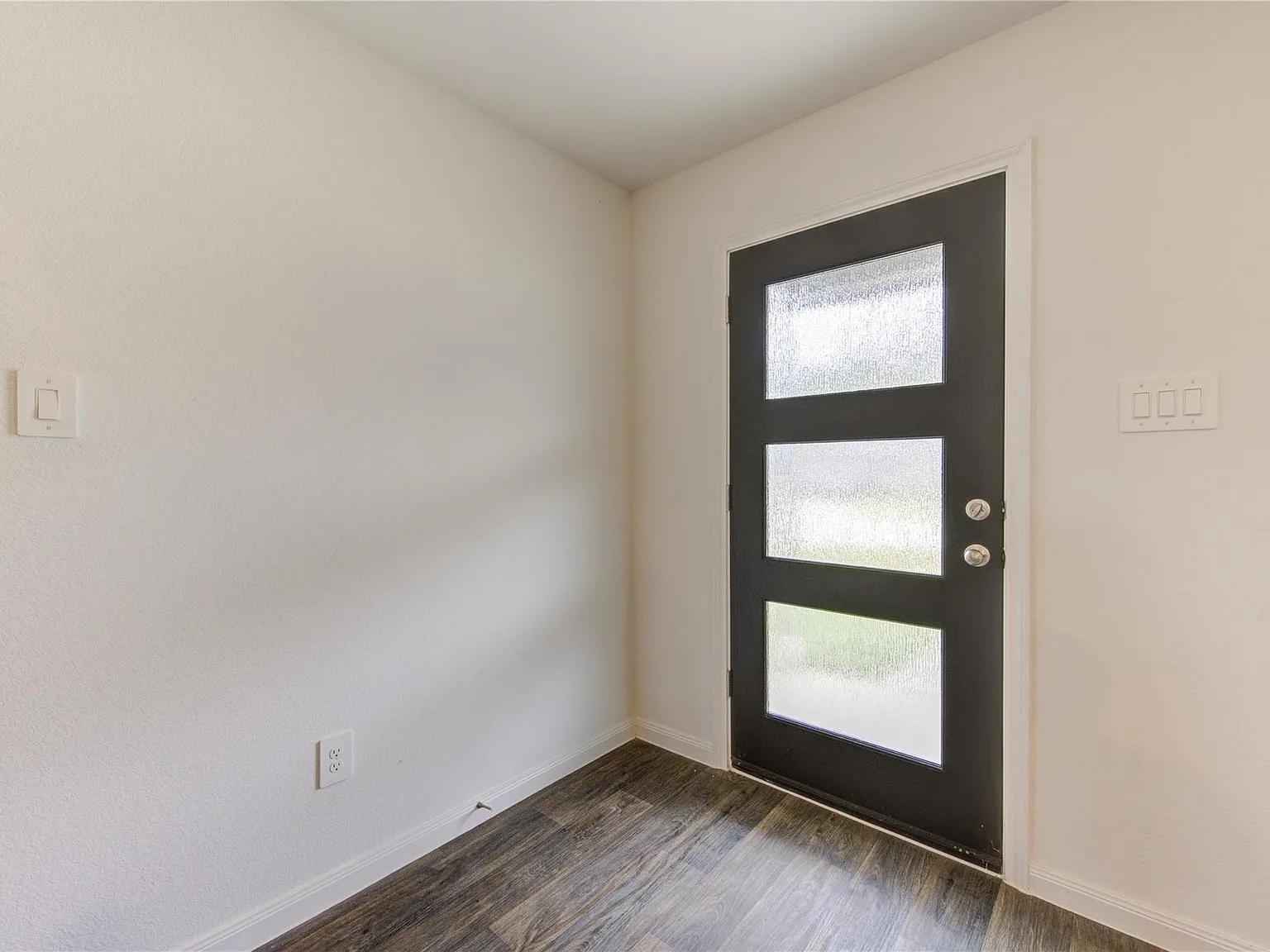 2 bed, 1.0 bath, 940 sqft, $1,290 — Photo 3