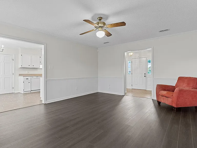 678 Clinton Way W — Photo 3
