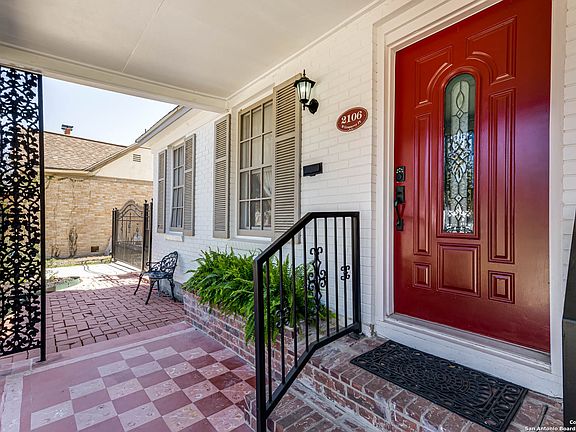 3rd image of 2106 W Gramercy Pl