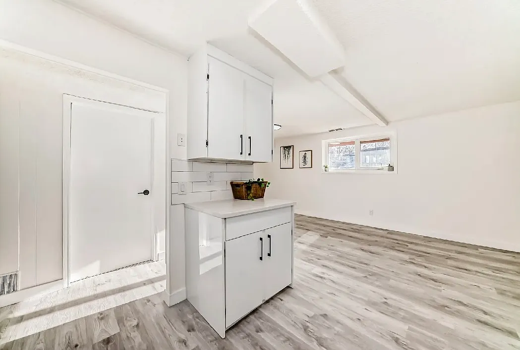 2 bed, 889 sqft, $1,550 — Photo 2