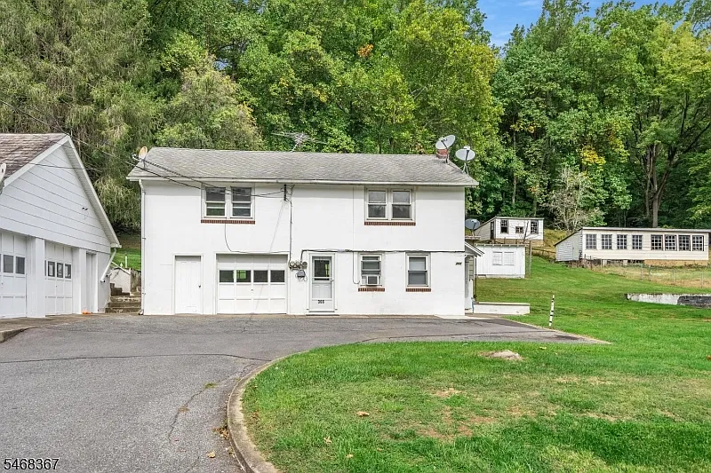 2 bed, 1.0 bath, $1,700 — Photo 2