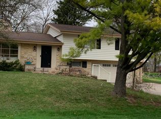 2526 W Dunwood Rd, Glendale, WI 53209