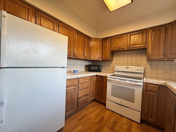 5th image of 445 N Spring St