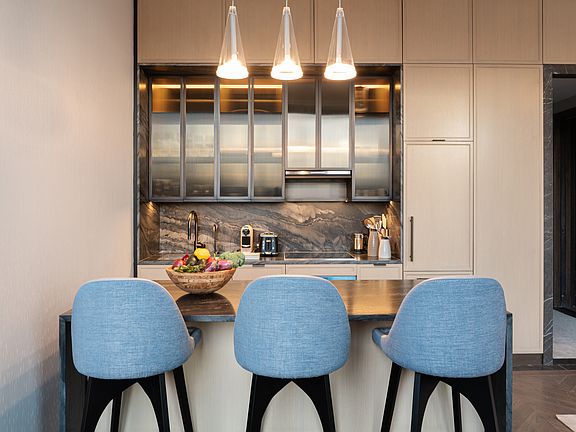 5th image of 401 West St #2