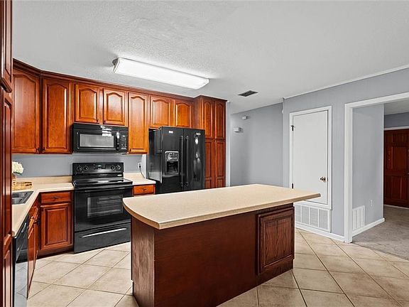 3rd image of 215 Ennis St