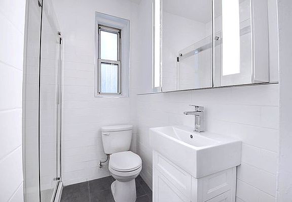 3rd image of 10 W 74th St APT 1B
