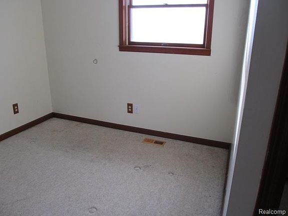 5th image of 35450 Kenton Ave