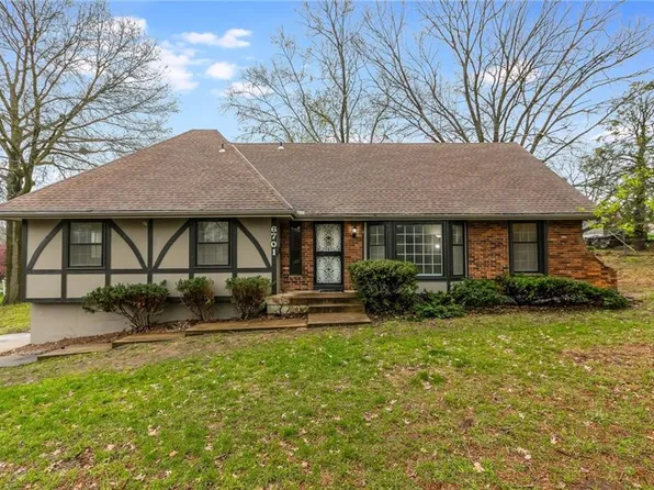 6701 E 127th St, Grandview, MO 64030