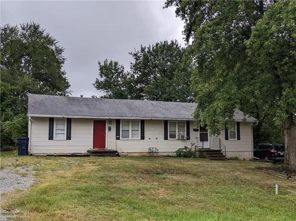 301-303 E McKissock St, Knob Noster, MO 65336