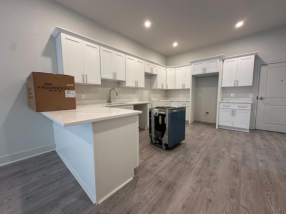 1st image of 473 Washington St #106