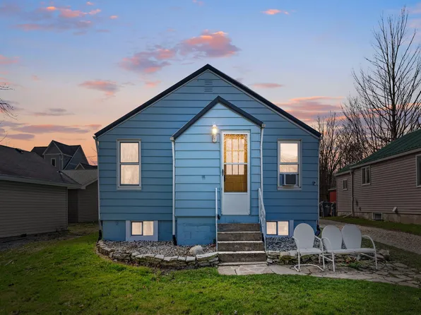8004 Lakewood Dr, Coloma, MI 49038