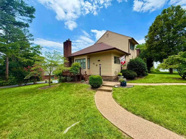 8 Shannon Pl, Staunton, VA 24401