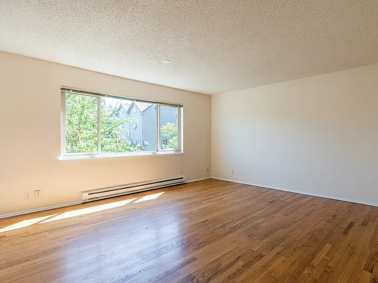 Lake Vista Apartments — Photo 12