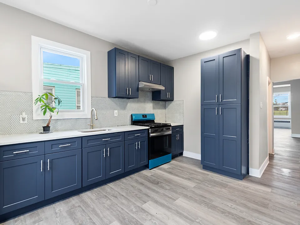 337 Leslie St #2