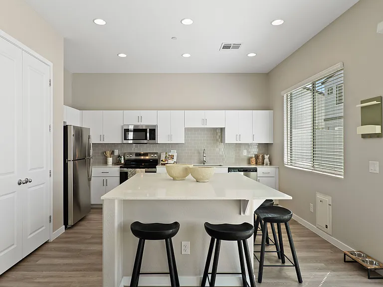 Corsica Villas at Euclid Avenue — Photo 4