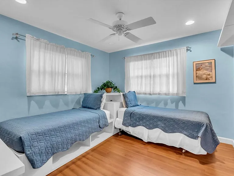 2732 Valencia Dr — Photo 11