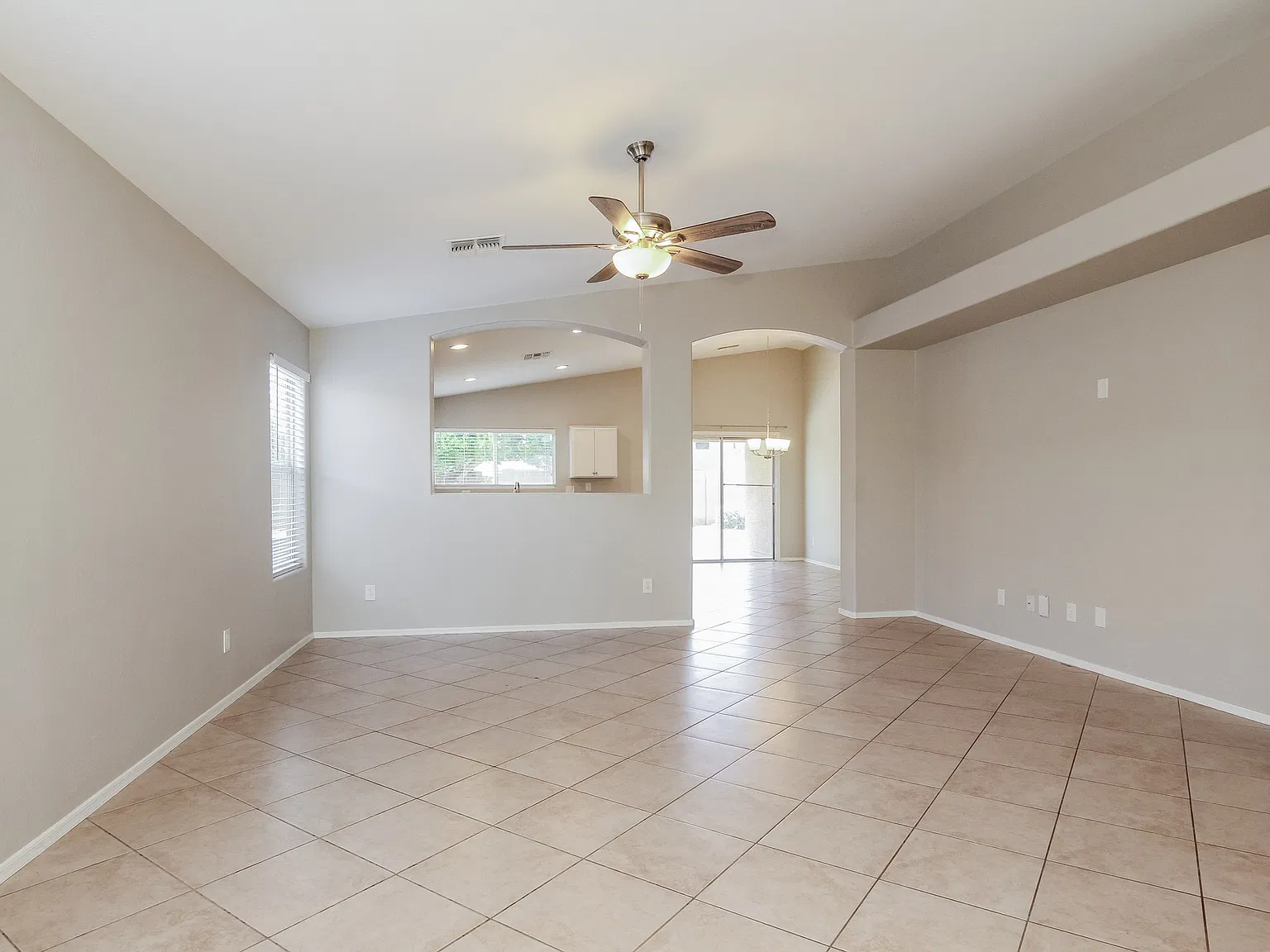 4 bed, 1820 sqft, $1,915 — Photo 3