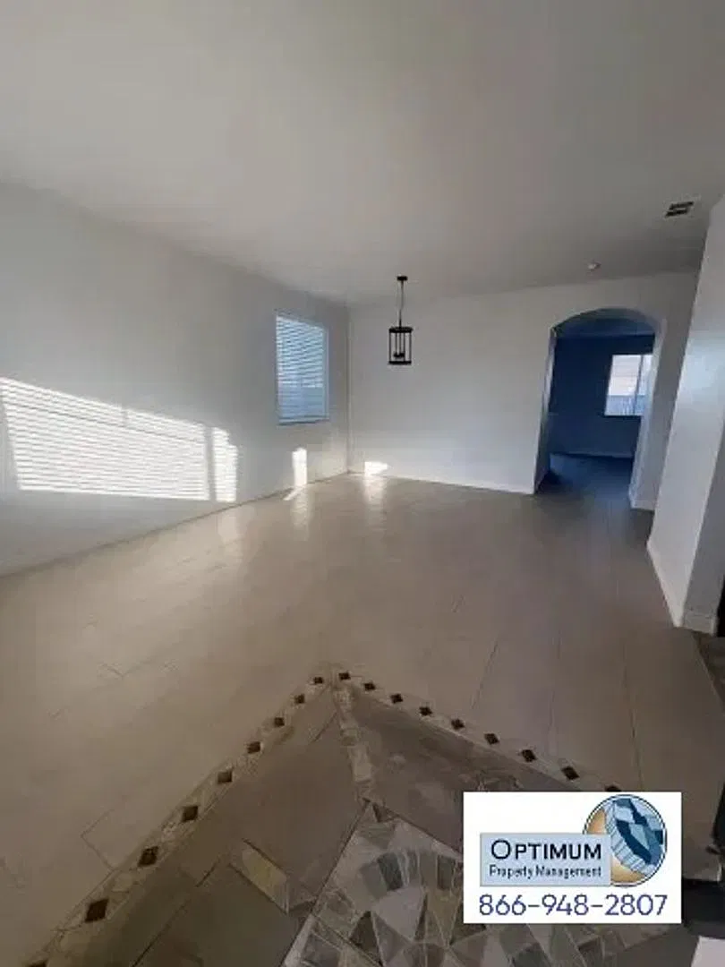 Beautifully Spacious 5-Bedroom, 2-Bathroom Home — Photo 4