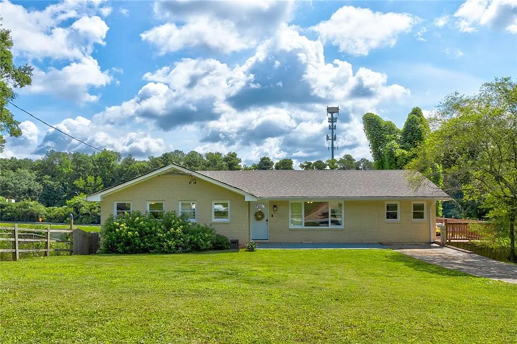 3 bed, 2.0 bath, 2852 sqft, $2,500 — Photo 1