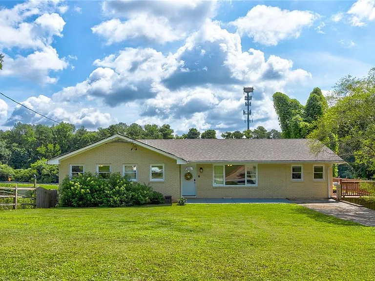 1848 Winthrop Dr SE — Photo 1