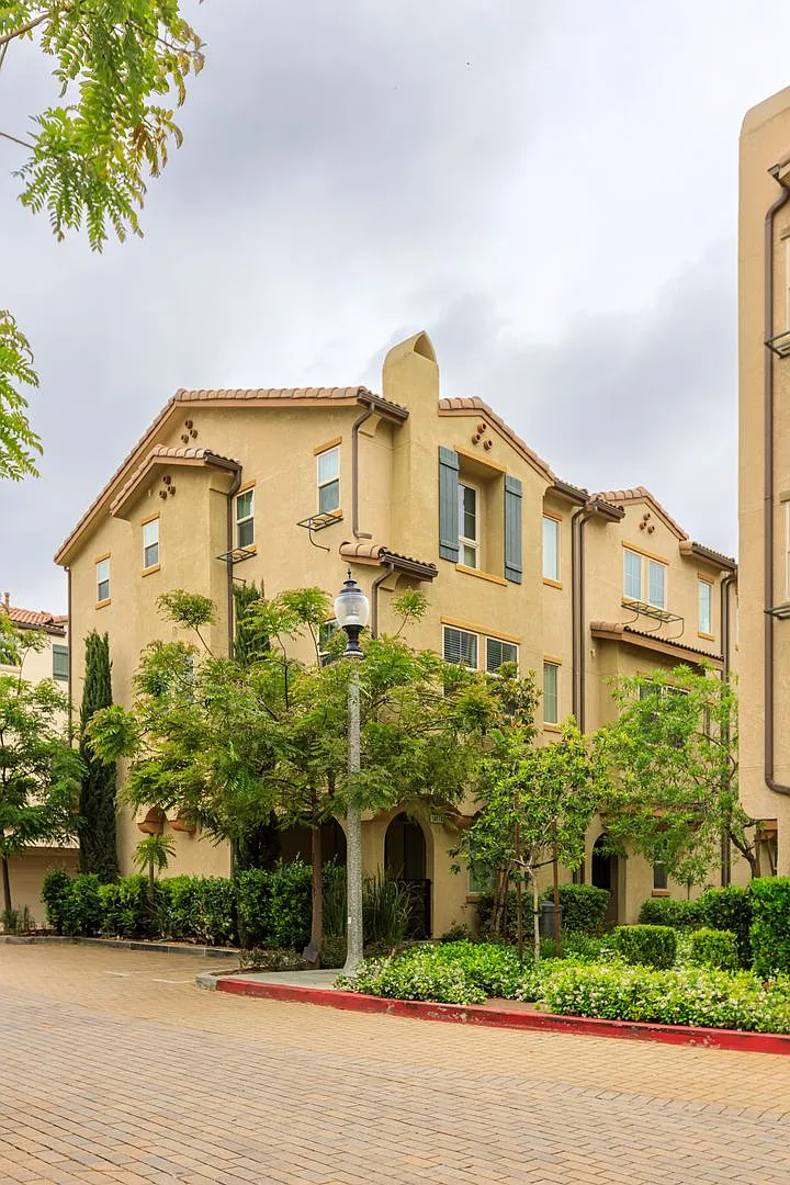Amazing 3 Bd/ 3 Ba Townhome in Van Nuys! — Photo 2