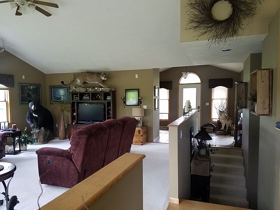 Living Room / Front Entry