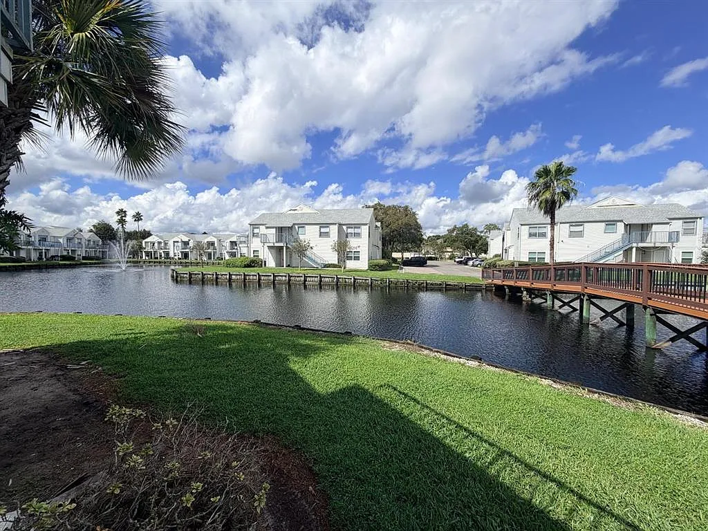 2 bed, 2.0 bath, 930 sqft, $1,500 — Photo 2