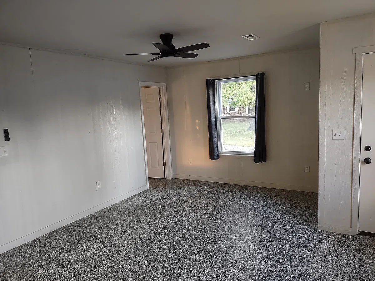 3 bed, 960 sqft, $1,300 — Photo 3