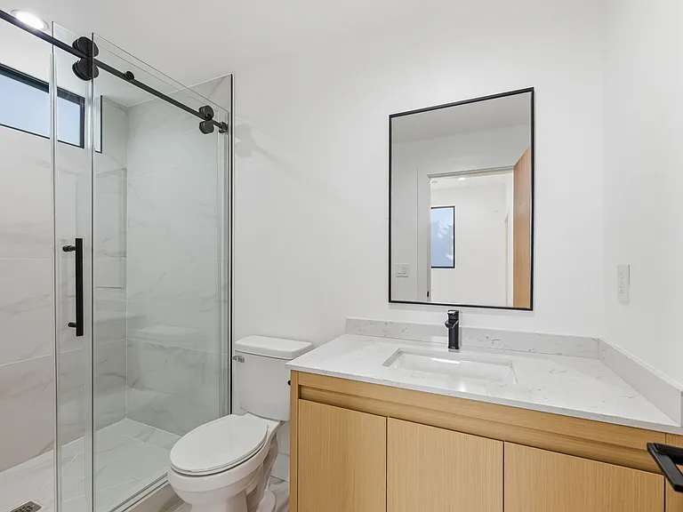 13600 Burbank Blvd — Photo 16