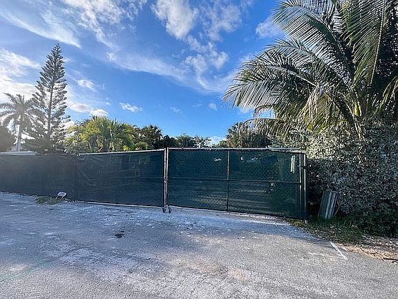 4th image of 3215 Canal Dr