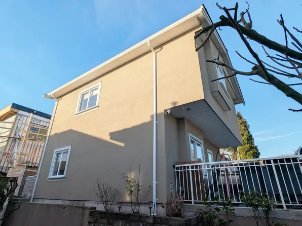 555X Portland St, Burnaby, BC V5J 2N1