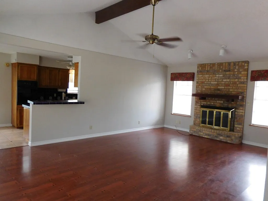 4 bed, 3.0 bath, 2218 sqft, $2,100 — Photo 4