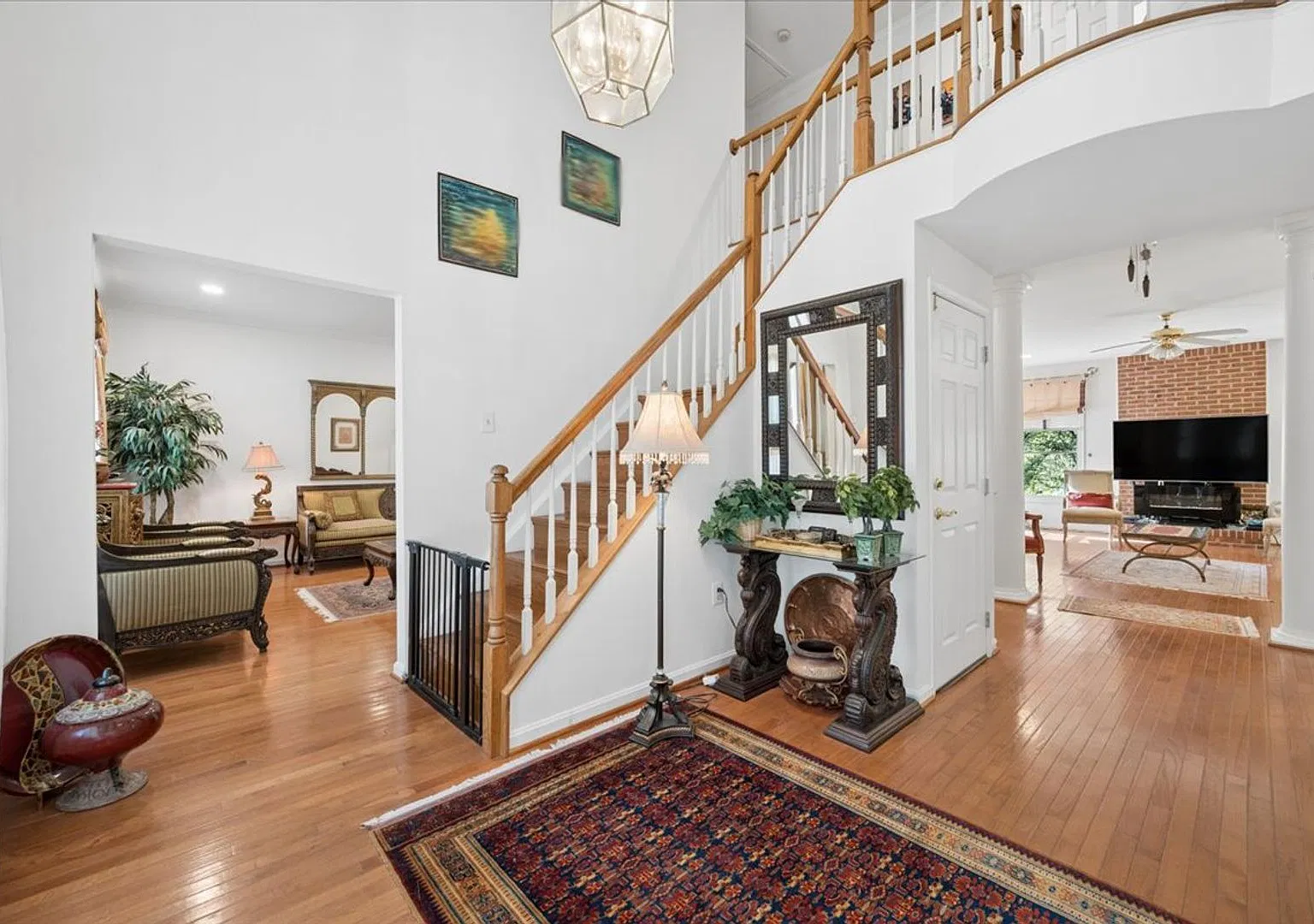 Spacious 5-Bedroom Home in Desirable North Potomac! — Photo 2