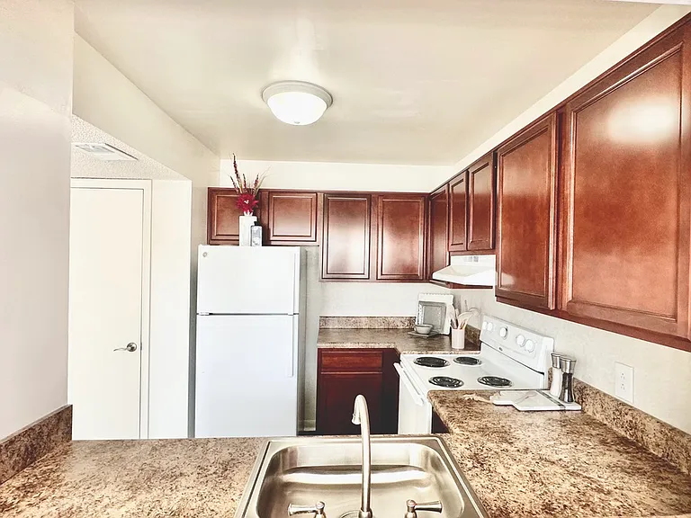 Willow Lake Apartments — Photo 23