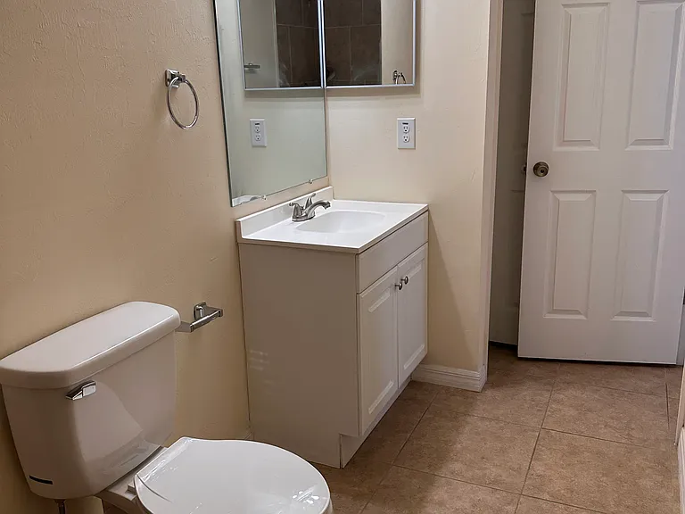 4427 SW 9th Ave — Photo 14