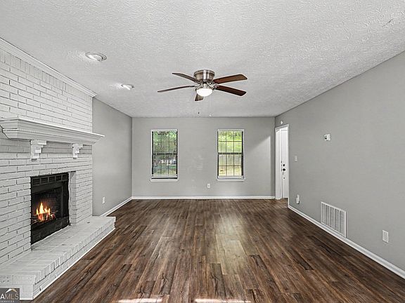 3rd image of 1304 Oakwood Rd