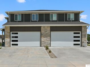 910 Titan Dr, Hickman, NE 68372
