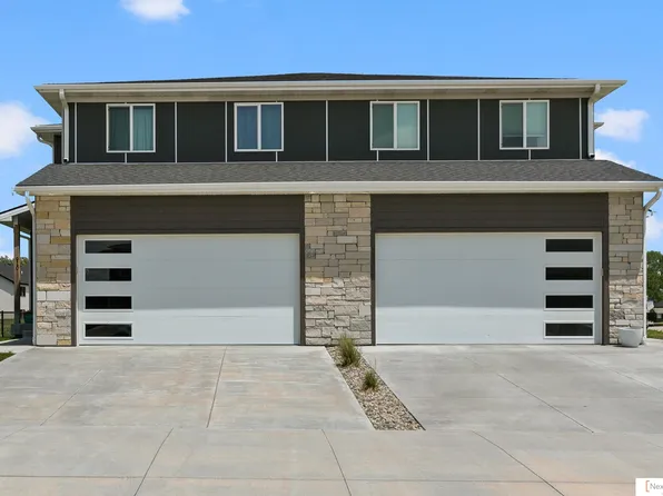 910 Titan Dr, Hickman, NE 68372